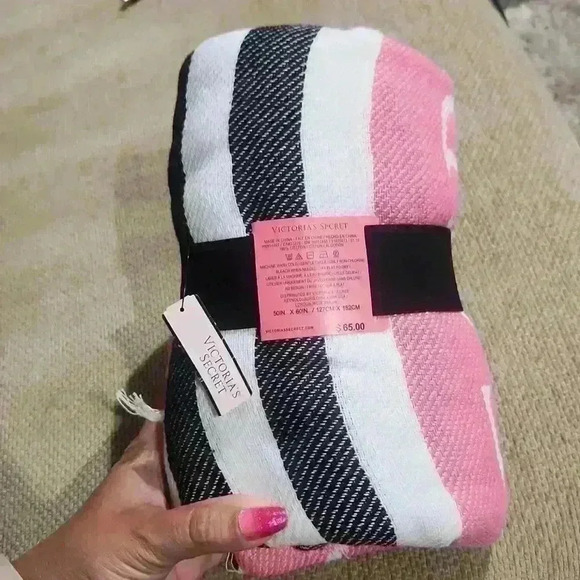 NWT Victoria's Secret Beach Blanket - Picture 5 of 5